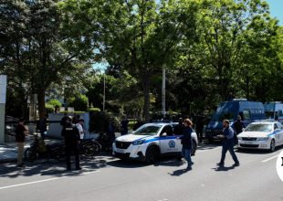 Επεισόδιο στα Άνω Λιόσια: Ομάδα 80 ατόμων επιτέθηκε σε αστυνομικούς με πέτρες και δαγκωματιές