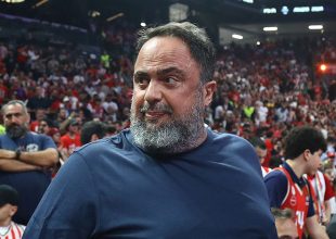 Ένταση στο Telekom Center: Επεισόδιο ανάμεσα σε Μαρινάκη και Δημητριάδη πριν τον τελικό της EuroLeague