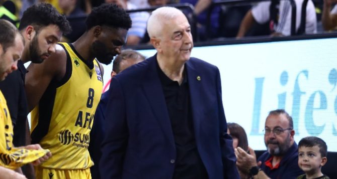Ο Σάκοτα απάντησε στον Μίλιτσιτς για τη διαιτησία: «Έπρεπε να προκριθούμε με 2-0» Ο Σάκοτα απάντησε στον Μίλιτσιτς για τη διαιτησία: «Έπρεπε να προκριθούμε με 2-0»