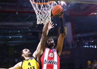 Χολ: «Ο Φλιώνης βρήκε τη ψυχική δύναμη να παίξει-Πρέπει να κρατήσει το κεφάλι ψηλά»