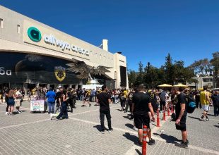 «Τρέλα»  έξω από τη μπουτίκ της ΑΕΚ για τις πρωταθληματικές εμφανίσεις της Ένωσης (vid)