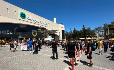 «Τρέλα»  έξω από τη μπουτίκ της ΑΕΚ για τις πρωταθληματικές εμφανίσεις της Ένωσης (vid)