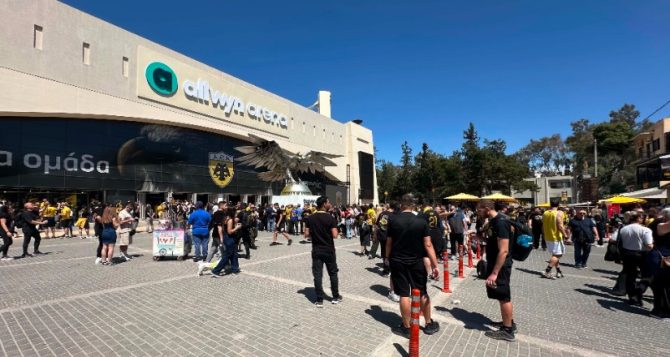 «Τρέλα»  έξω από τη μπουτίκ της ΑΕΚ για τις πρωταθληματικές εμφανίσεις της Ένωσης (vid)