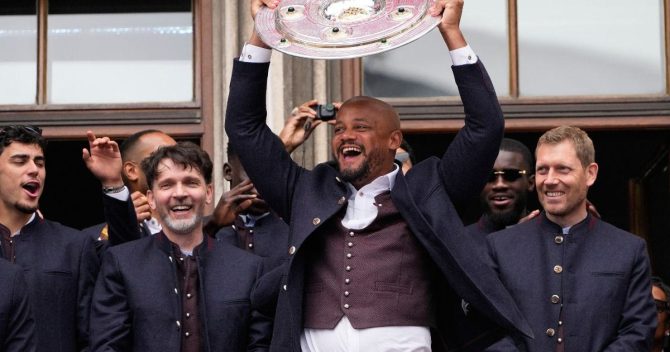 Μπάγερν: Ο Κομπανί ξέχασε την κούπα της Bundesliga στην κουζίνα του σπιτιού του και η αστυνομία την πήγε στη φιέστα
