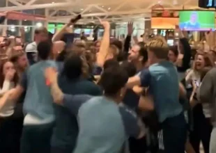 Άρσεναλ: Οι τρελοί πανηγυρισμοί των παικτών των κανονιέρηδων, τη στιγμή της κατάκτησης του πρωταθλήματος