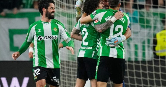 Μπέτις – Έλτσε 2-1: Οι βερδιμπλάνκος ξετύλιξαν το δώρο της Λεβάντε και έκλεισαν θέση στο Champions League
