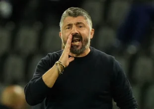 O Τζενάρο Γκατούζο κοντά στον πάγκο της Λάτσιο