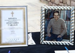 Ολυμπιακός: Τελέστηκε η κηδεία του Στάθη Γαβάκη, παρόντα στελέχη της ερυθρόλευκης ΠΑΕ και της ΚΑΕ