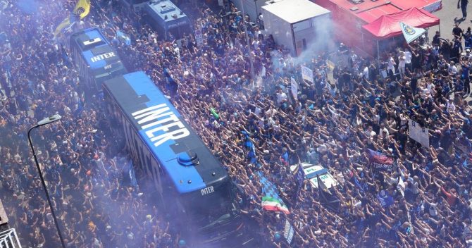 Ίντερ: Λαοθάλασσα έξω από το Μεάτσα πριν από τη φιέστα τίτλου των νερατζούρι στο ματς με την Βερόνα
