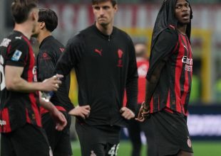 Σασουόλο – Μίλαν 2-0: Νέα απώλεια για τους ροσονέρι που μπλέκουν σε περιπέτειες