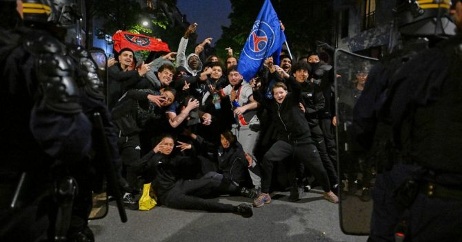 Χάος στο Παρίσι μετά την πρόκριση της Παρί Σεν Ζερμέν με 23 τραυματίες αστυνομικούς και 127 συλλήψεις