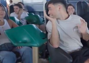 Μπαρτσελόνα: Η επική αντίδραση της συντρόφου του Πέδρι όταν τον είδε να κάθεται δίπλα στον Φεράν Τόρες σε rollercoaster έγινε viral