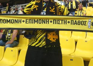 Υπέροχη κίνηση της ΠΑΕ: Μοίρασε χιλιάδες κασκόλ με το μήνυμα «Επιμονή, υπομονή, πάθος, πίστη» (ΦΩΤΟ)