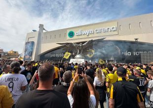 Πανικός στην πλατεία του Αετού για την πρωταθλήτρια ΑΕΚ (VID)