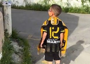 Τρομερός πιτσιρικάς πήγε στο σχολείο με φανέλα και κασκόλ της ΑΕΚ μετά το πρωτάθλημα (VID)