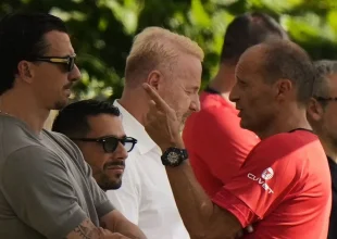 Μίλαν: Ο Αλέγκρι θέλει να αποχωρήσει από τους ροσονέρι λόγω κόντρας με τον Ιμπραχίμοβιτς, γράφει η Corriere della Sera