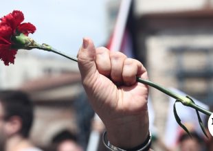 Πρωτομαγιά: Πλήθος διαδηλωτών στο κέντρο παρά την κακοκαιρία