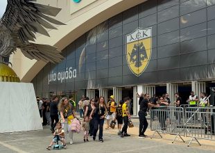Ο κόσμος ετοιμάζεται για τη φιέστα τίτλου (vid)