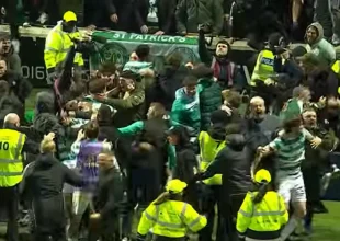 Μάδεργουελ – Σέλτικ 2-3: Απίστευτες εικόνες μετά το εύστοχο πέναλτι με τους οπαδούς να μπαίνουν στον αγωνιστικό χώρο