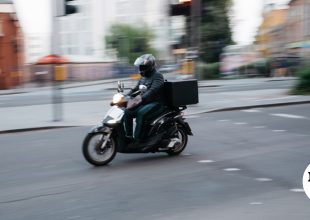 Δίωξη για βαρύτατα αδικήματα κατά του 28χρονου διανομέα για τις επιθέσεις σε περαστικούς