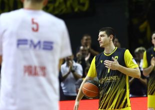 Η οικογένεια της ΑΕΚ στο πλάι του αρχηγού- Καθολικό χειροκρότημα από τον κόσμο στον Φλιώνη (VIDEO)