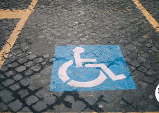 Αττική: Πάνω από 14.000 παραβάσεις για πάρκινγκ σε θέσεις ΑμεΑ σε