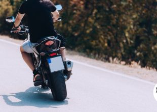 Οδηγός μηχανής πετούσε πέτρες σε γυναίκες σε Κηφισιά και Νέα Ερυθραία