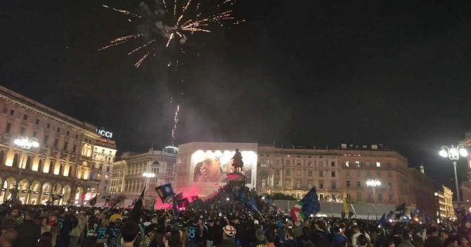 Ίντερ: Χαμός στο κέντρο του Μιλάνου με τους φίλους των νερατζούρι να γιορτάζουν την κατάκτηση του 21ου πρωταθλήματος