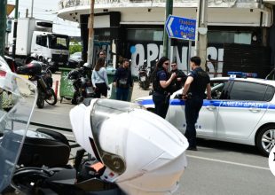 Καλλιθέα: “Έφαγε πόρτα” και γύρισε με UΖΙ – Πώς έγινε το αιματηρό περιστατικό