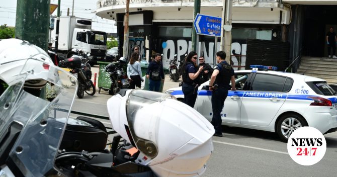 Καλλιθέα: “Έφαγε πόρτα” και γύρισε με UΖΙ – Πώς έγινε το αιματηρό περιστατικό
