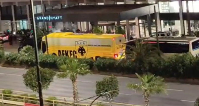 Κόσμος της ΑΕΚ περίμενε την ομάδα στο ξενοδοχείο μετά τη Λεωφόρο