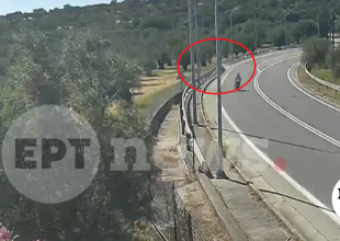 Τροχαίο στη Λέσβο: Η στιγμή που η μηχανή των νεαρών χτυπά στο κράσπεδο