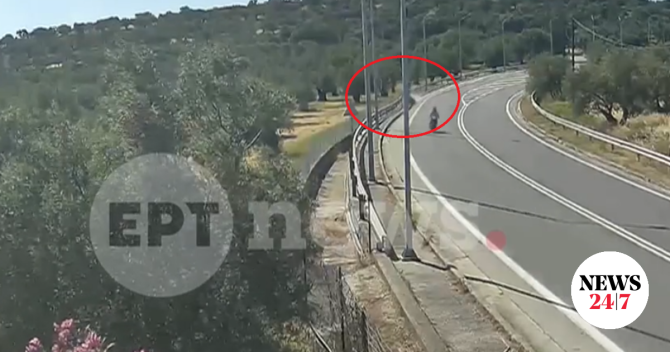 Τροχαίο στη Λέσβο: Η στιγμή που η μηχανή των νεαρών χτυπά στο κράσπεδο