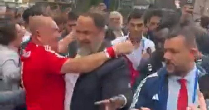 Νότιγχαμ Φόρεστ: Αποθέωση στον Βαγγέλη Μαρινάκη από τους οπαδούς μετά το μεγάλο διπλό στο Στάμφορντ Μπριτζ