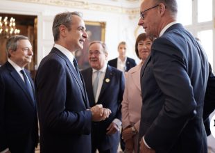 Εγκώμια Μερτς για την πορεία της Ελλάδας: “Παράδειγμα για την Ευρώπη”