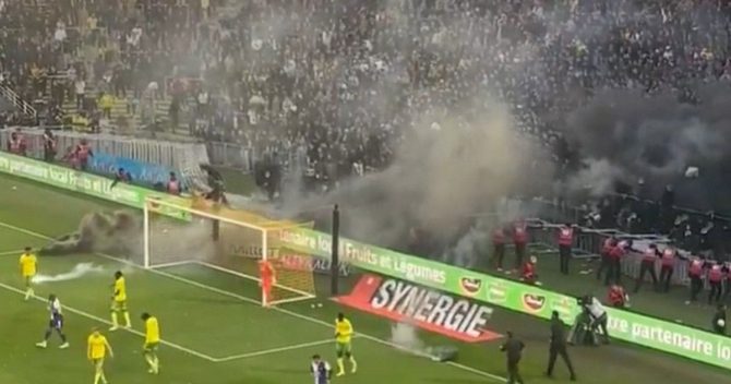 Ligue 1: Οριστική διακοπή στο Ναντ – Τουλούζ, οπαδοί των γηπεδούχων εισέβαλαν στον αγωνιστικό χώρο