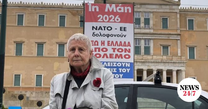 “Κάθε Πρωτομαγιά είμαι εδώ για όσους δεν μπορούν” – Η 80χρονη κυρία Όλγα με γαρύφαλλο απέναντι από τη Βουλή
