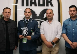 ΠΑΟΚ: Ο Δικέφαλος τίμησε τους αστυνομικούς που έσωσαν μια οικογένεια από φλεγόμενο δώμα στη Θεσσαλονίκη