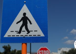 Θεσσαλονίκη: Πινακίδα σήμανσης έπεσε στο κεφάλι γυναίκας και την τραυμάτισε