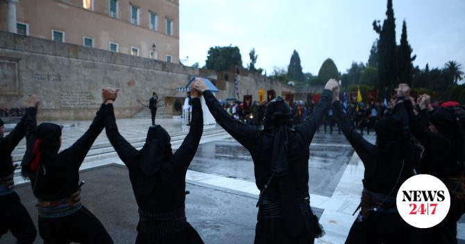 Σύνταγμα: Ο χορός των Ποντίων υπό σφοδρή βροχή – Κορυφώθηκαν οι εκδηλώσεις μνήμης