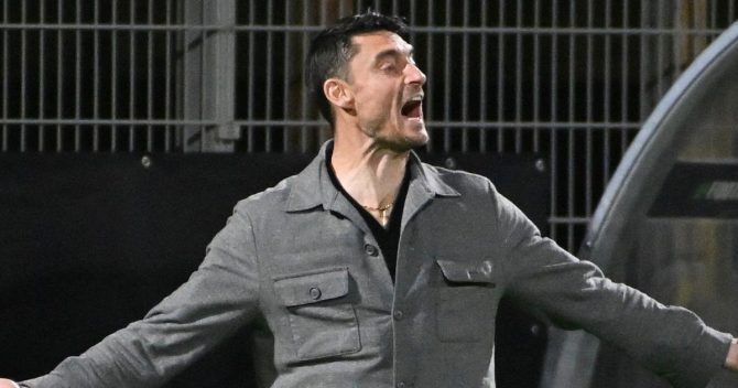Ριέρα σε δημοσιογράφους: “Δεν είμαι μαριονέτα, είμαι προπονητής και απαιτώ σεβασμό”