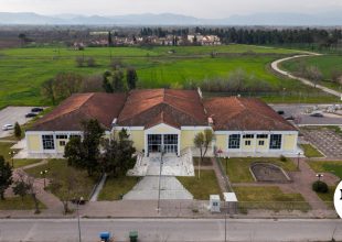 Δίκη για τα Τέμπη: Εικόνες από τη βελτιωμένη αίθουσα του Εφετείου Κακουργημάτων Λάρισας