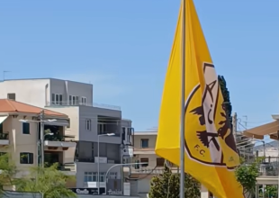 Μια τεράστια σημαία κοσμεί τον περιβάλλοντα χώρο του γηπέδου – Άρχισαν οι προετοιμασίες της φιέστας