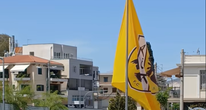 Μια τεράστια σημαία κοσμεί τον περιβάλλοντα χώρο του γηπέδου – Άρχισαν οι προετοιμασίες της φιέστας