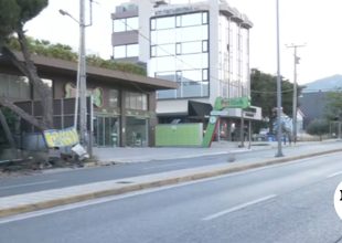 Σοβαρό τροχαίο στα Βριλήσσια – ΙΧ καρφώθηκε σε δέντρο μετά από ανεξέλεγκτη πορεία