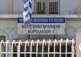 Σύλληψη δύο σωφρονιστικών για την απόδραση κρατουμένου από τις φυλακές Κορυδαλλού