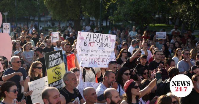 “Ξεπουλάνε τη γη μας στους ολιγάρχες”: Συγκέντρωση διαμαρτυρίας Αλβανών στο Σύνταγμα