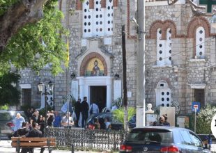 Έγκλημα στο Αίγιο: Βαρύ το κλίμα στην κηδεία μητέρας και γιου