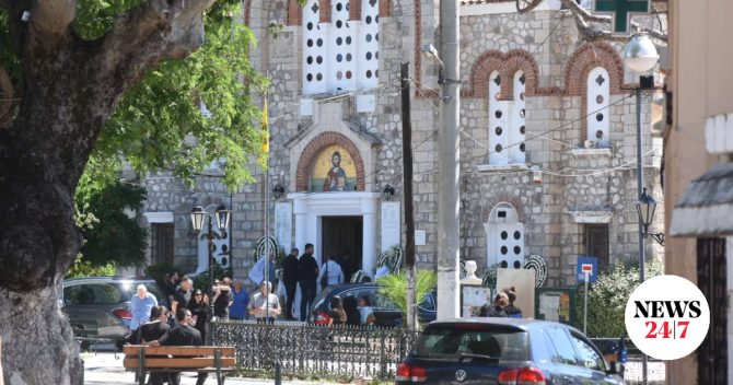 Έγκλημα στο Αίγιο: Βαρύ το κλίμα στην κηδεία μητέρας και γιου