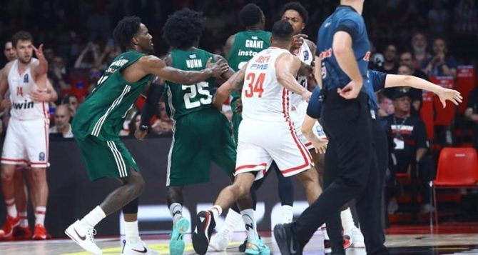 Ζούγκλα: Ο Τζόουνς ρίχνει μπουνιά στον Νάν (vid) Ζούγκλα: Ο Τζόουνς ρίχνει μπουνιά στον Νάν (vid)